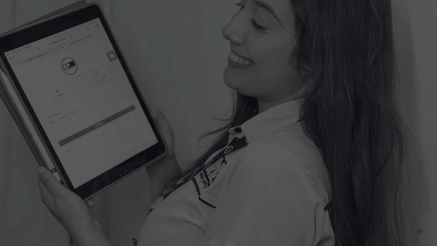 Consultora da RP acessando o Portal do Cliente no tablet